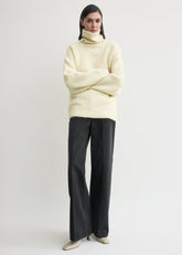 Bouclé turtleneck milk