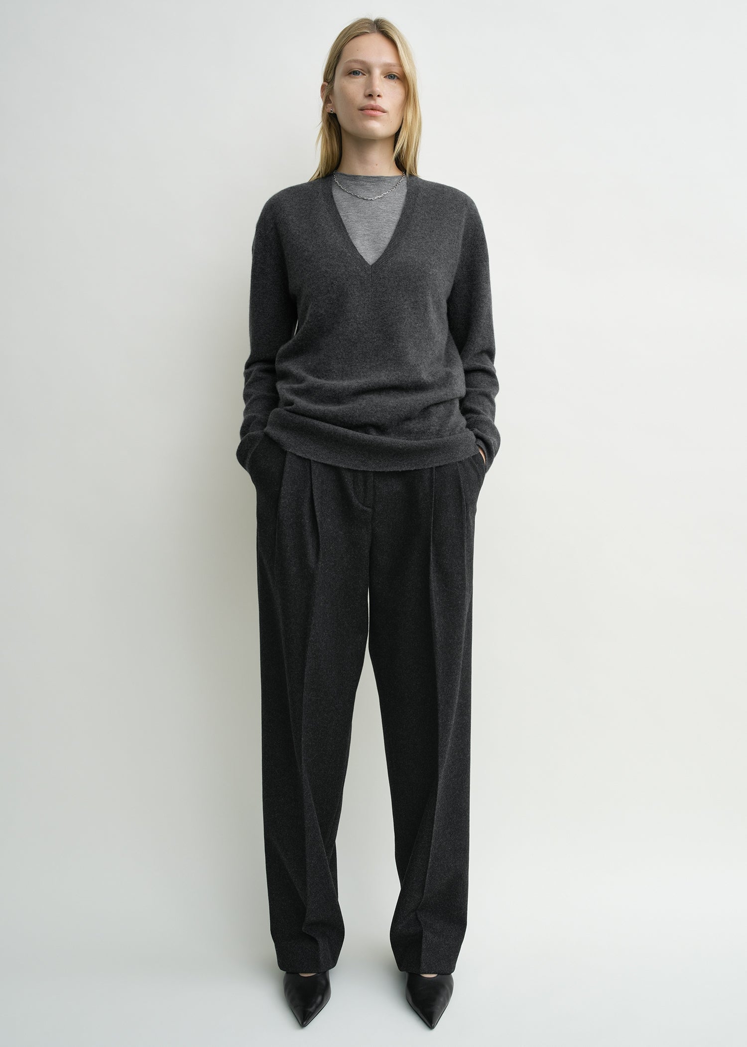 Cashmere v-neck knit charcoal