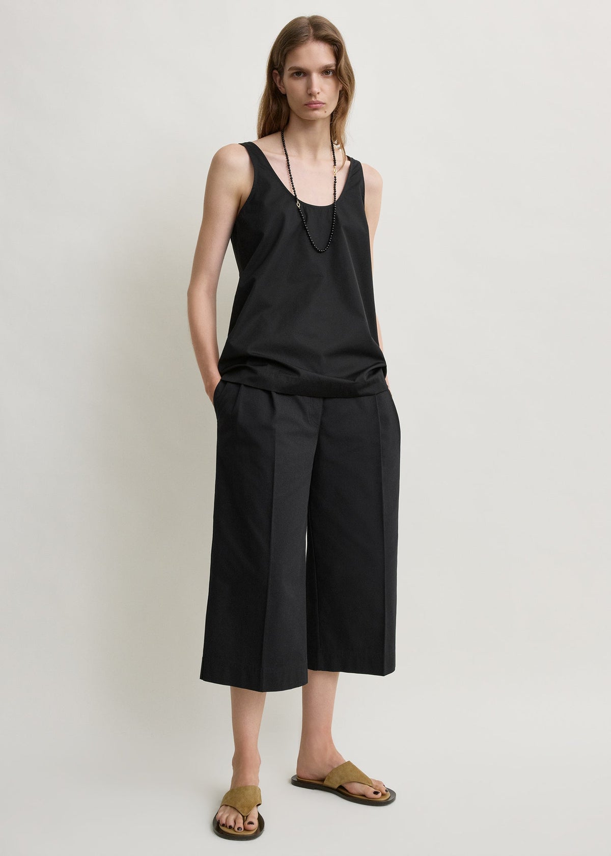 Cropped trousers black
