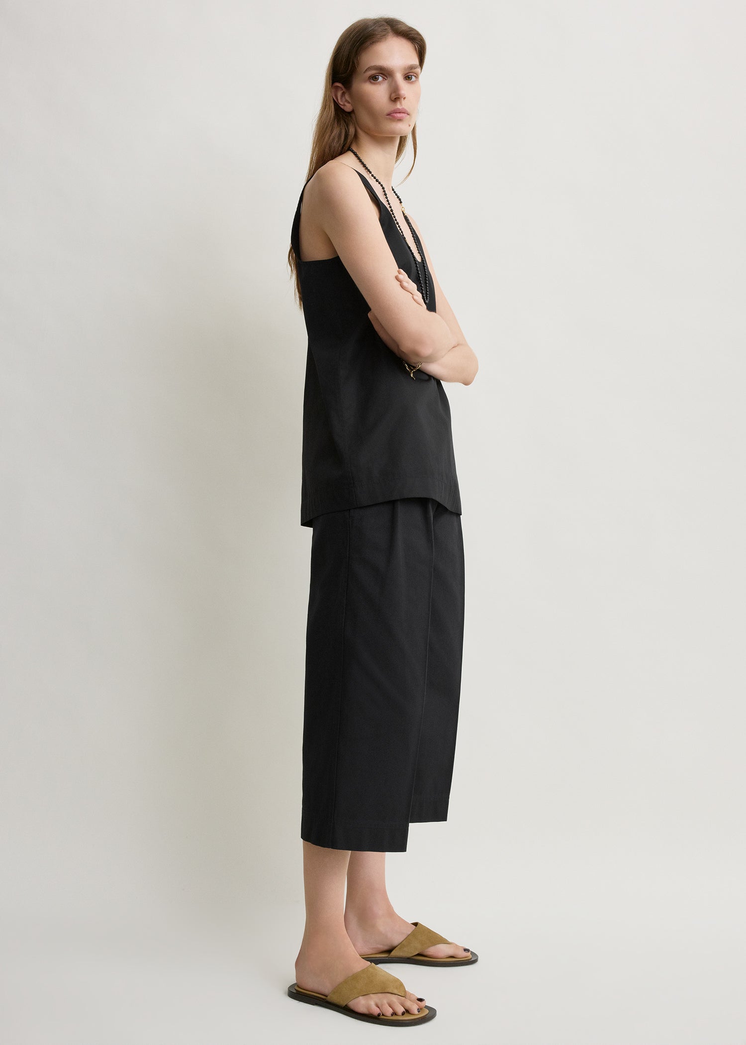 Cropped trousers black
