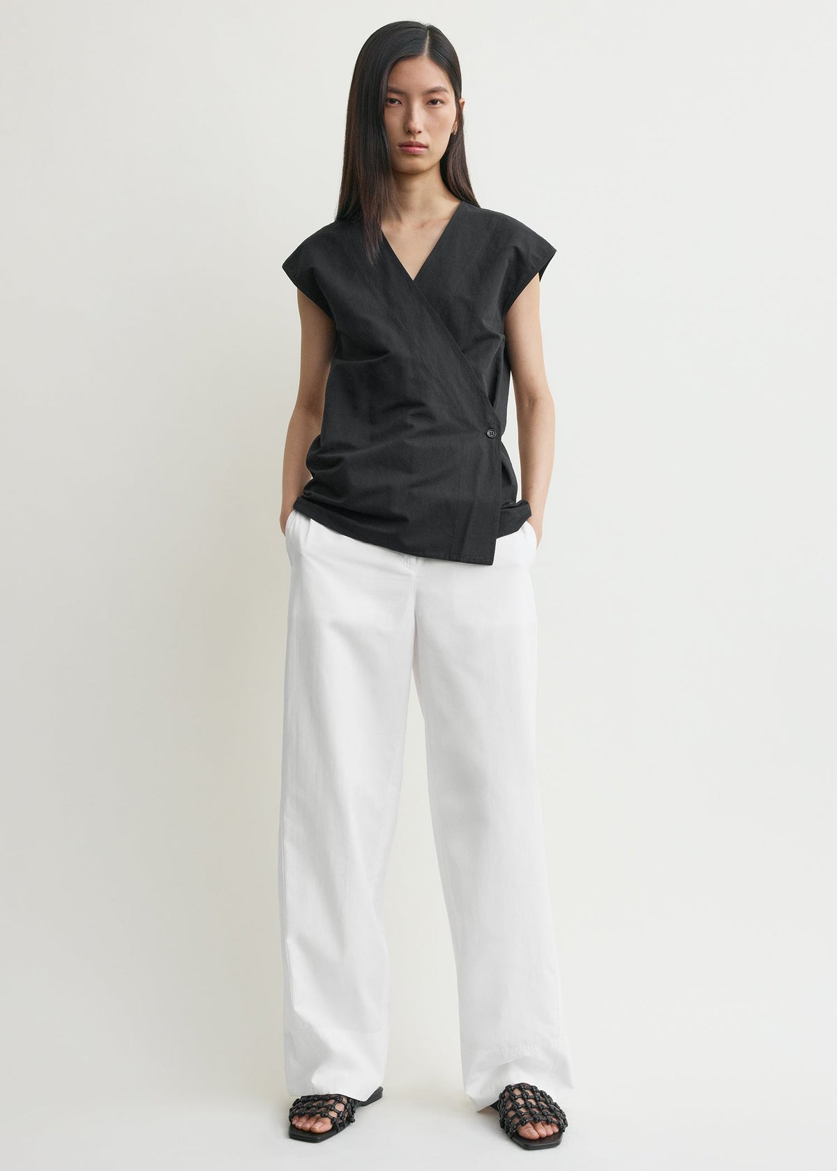 Short-sleeve wrap blouse black