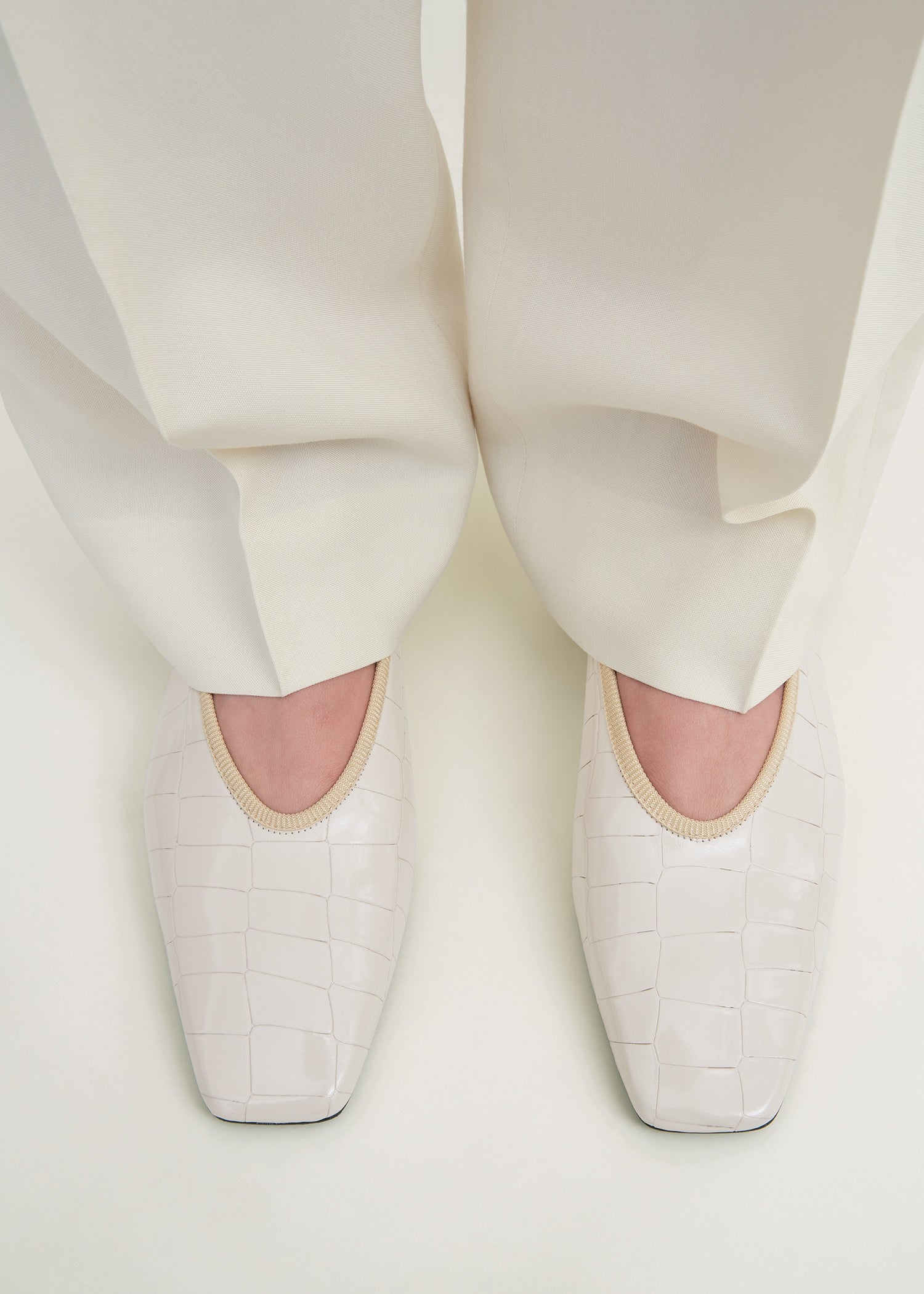 Minimalist croco-embossed ballerinas oyster