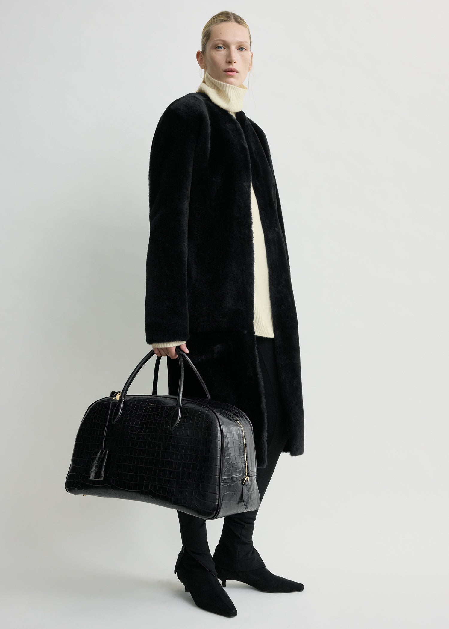Croco-embossed traveler black