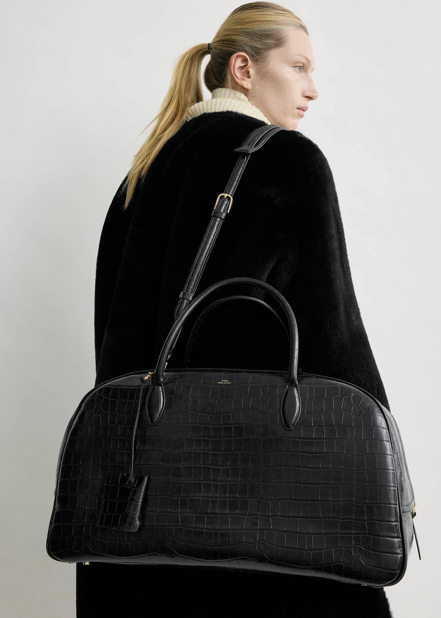 Croco-embossed traveler black
