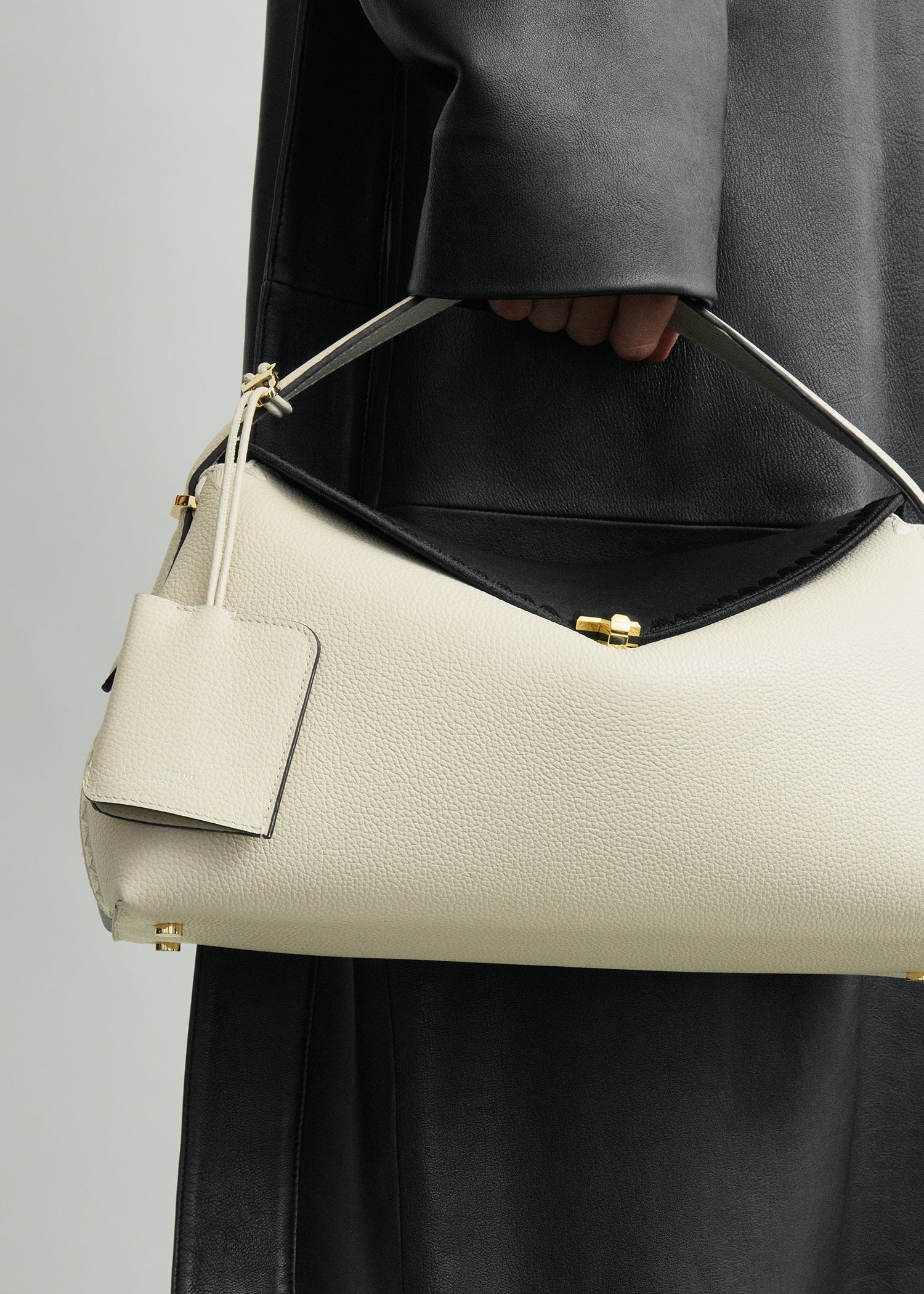 Grained-leather keyring milk