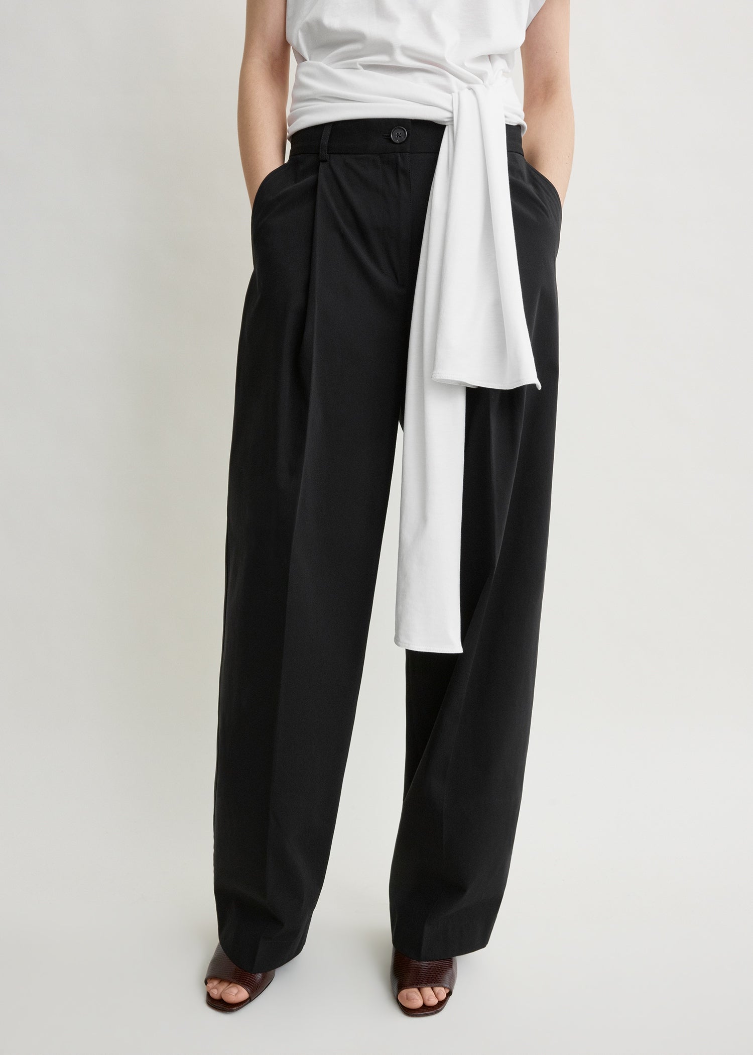 Single pleat cotton trousers black