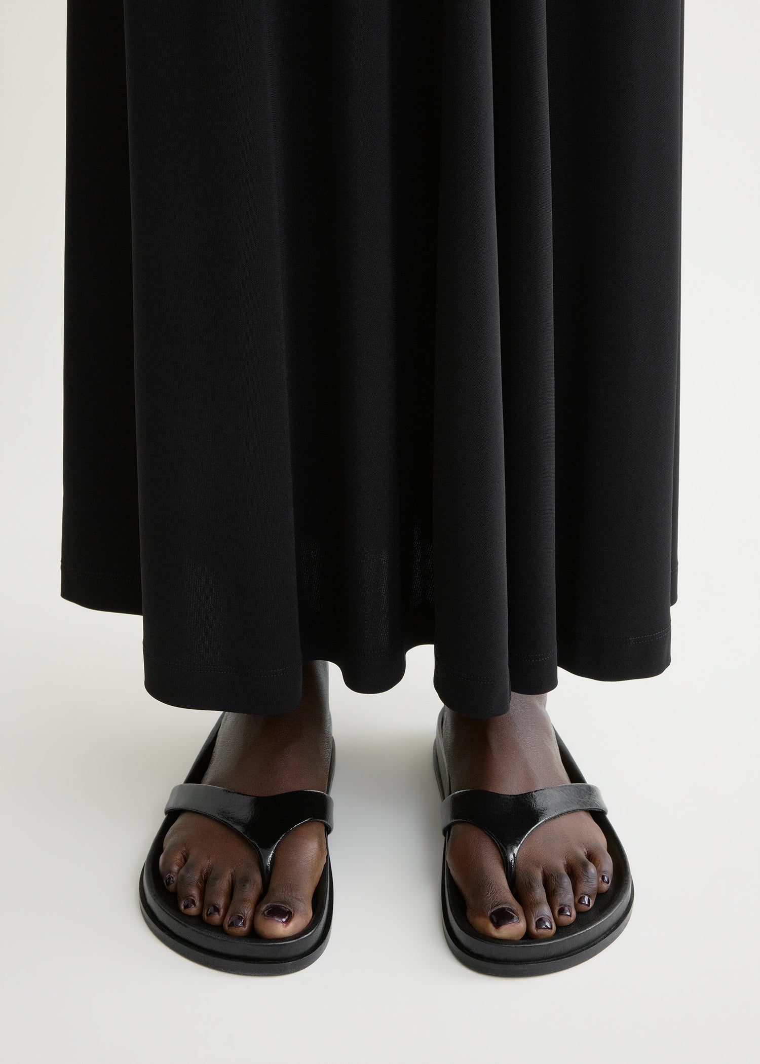 Contoured naplack flip flops black