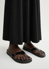 Contoured naplack flip flops black