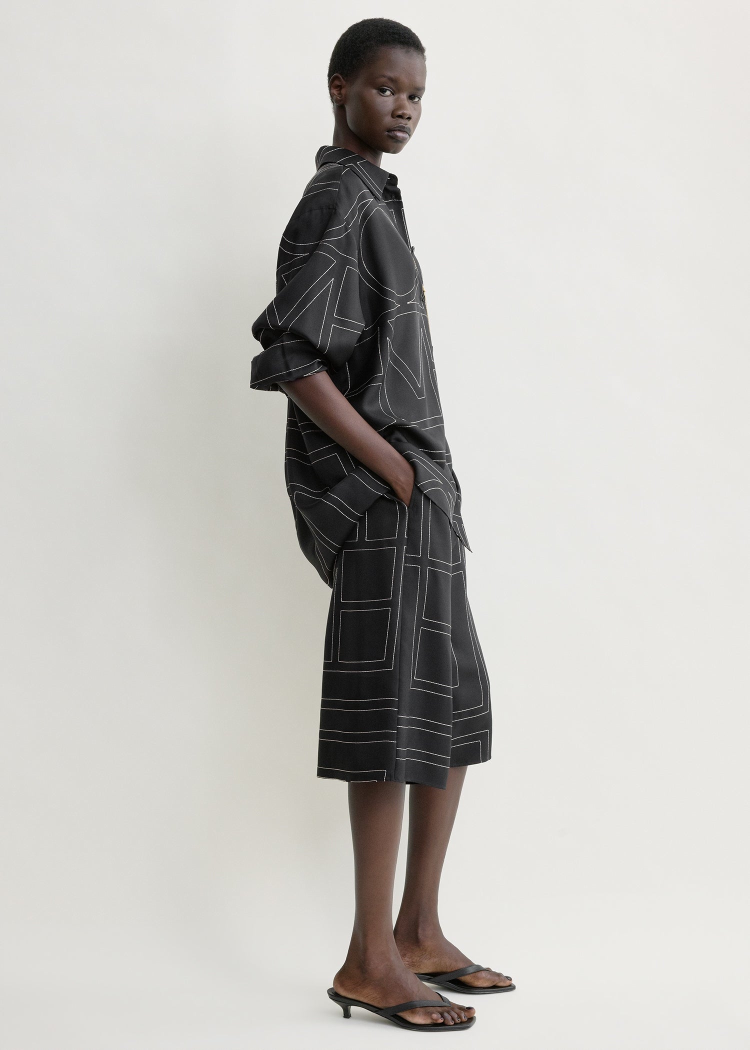 Classic embroidered shirt black