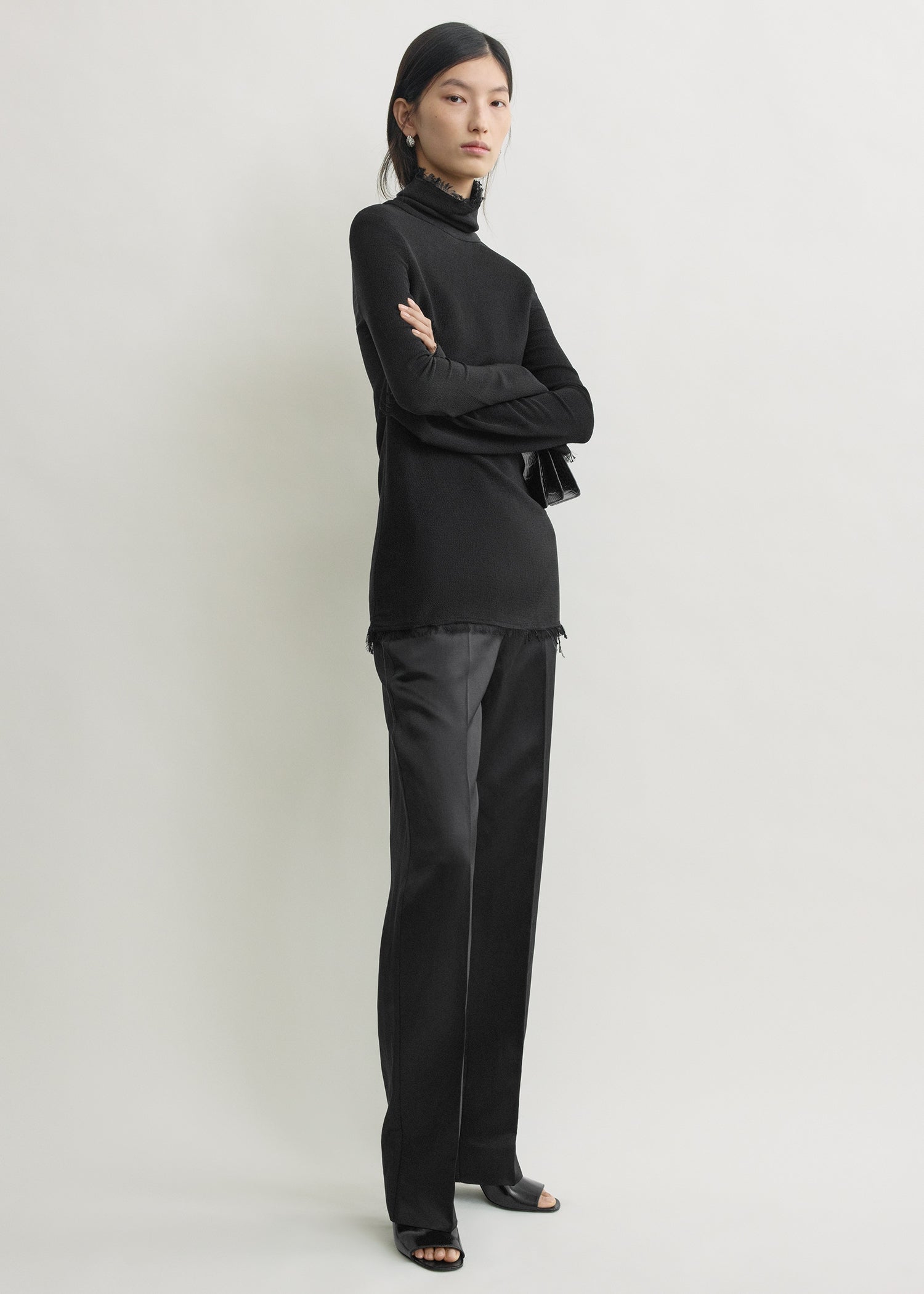 Frayed-edge slim top black