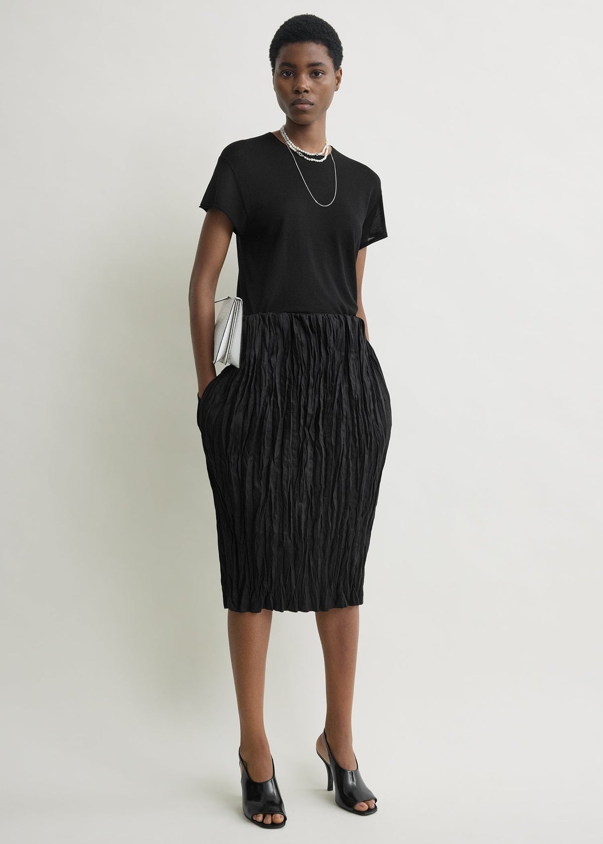 Crinkled linen skirt black