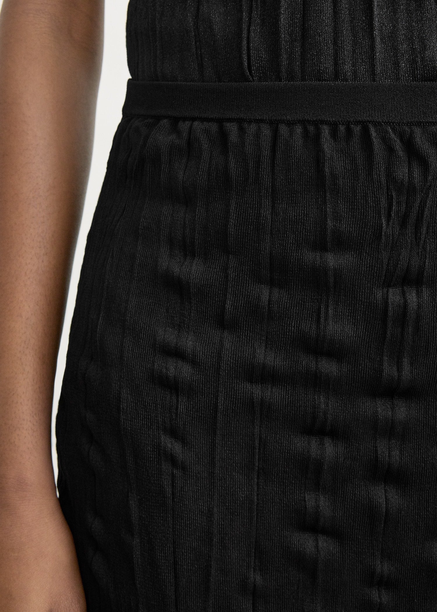 Crinkled knit skirt black